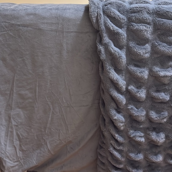 Luxurious Faux Fur Throw Blanket in Gray - Picture 8 of 10